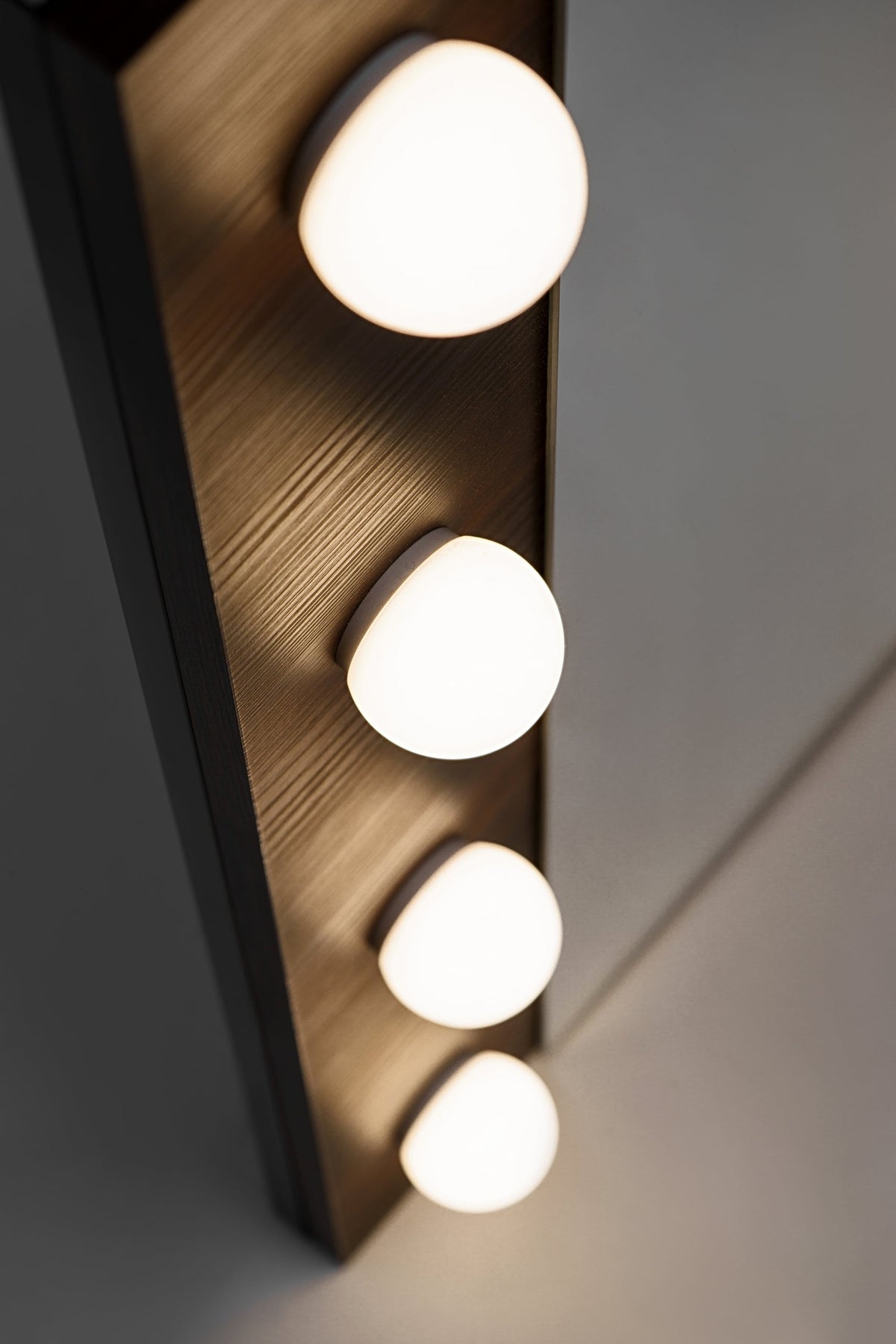 Dorothy Ristretto LED-Spiegel 80 cm – Ristretto Eiche, Hollywood-Glühbirnen