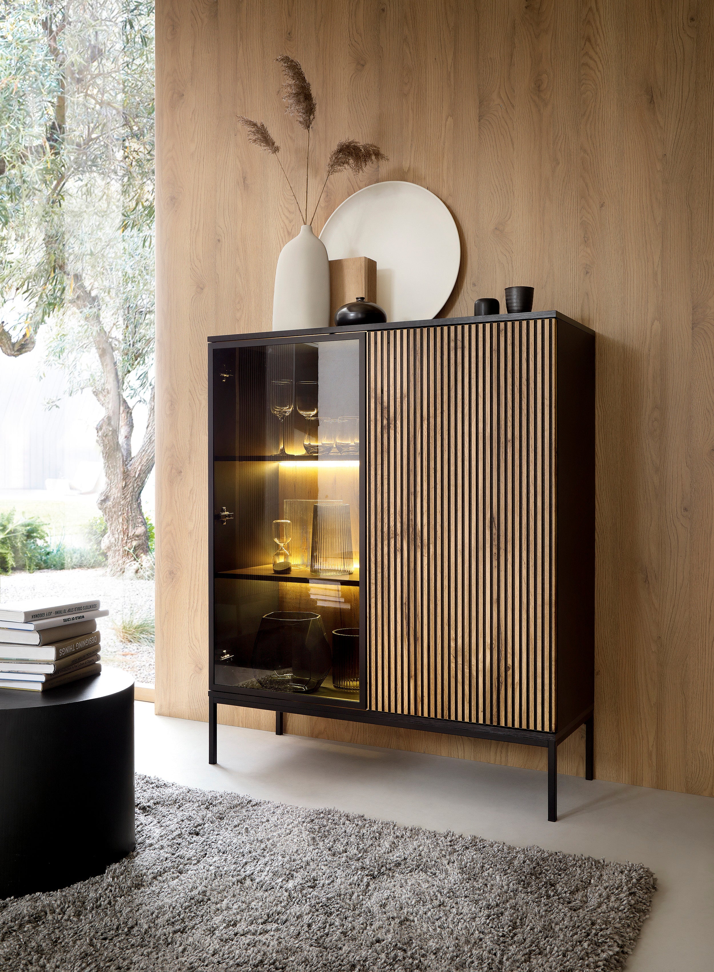 Sento Vitrine - Kompakte Eleganz mit funktionalem Design