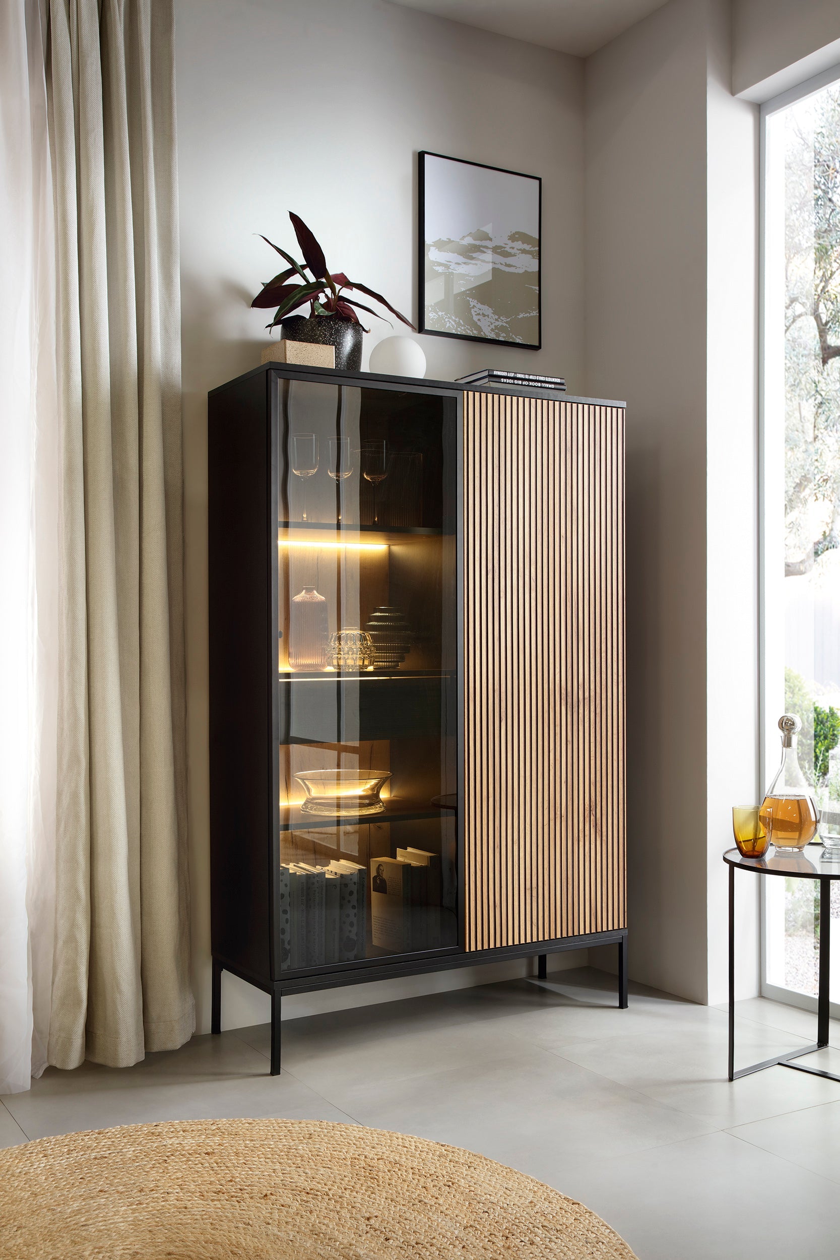 Hohe Vitrine Sento - Moderne Eleganz