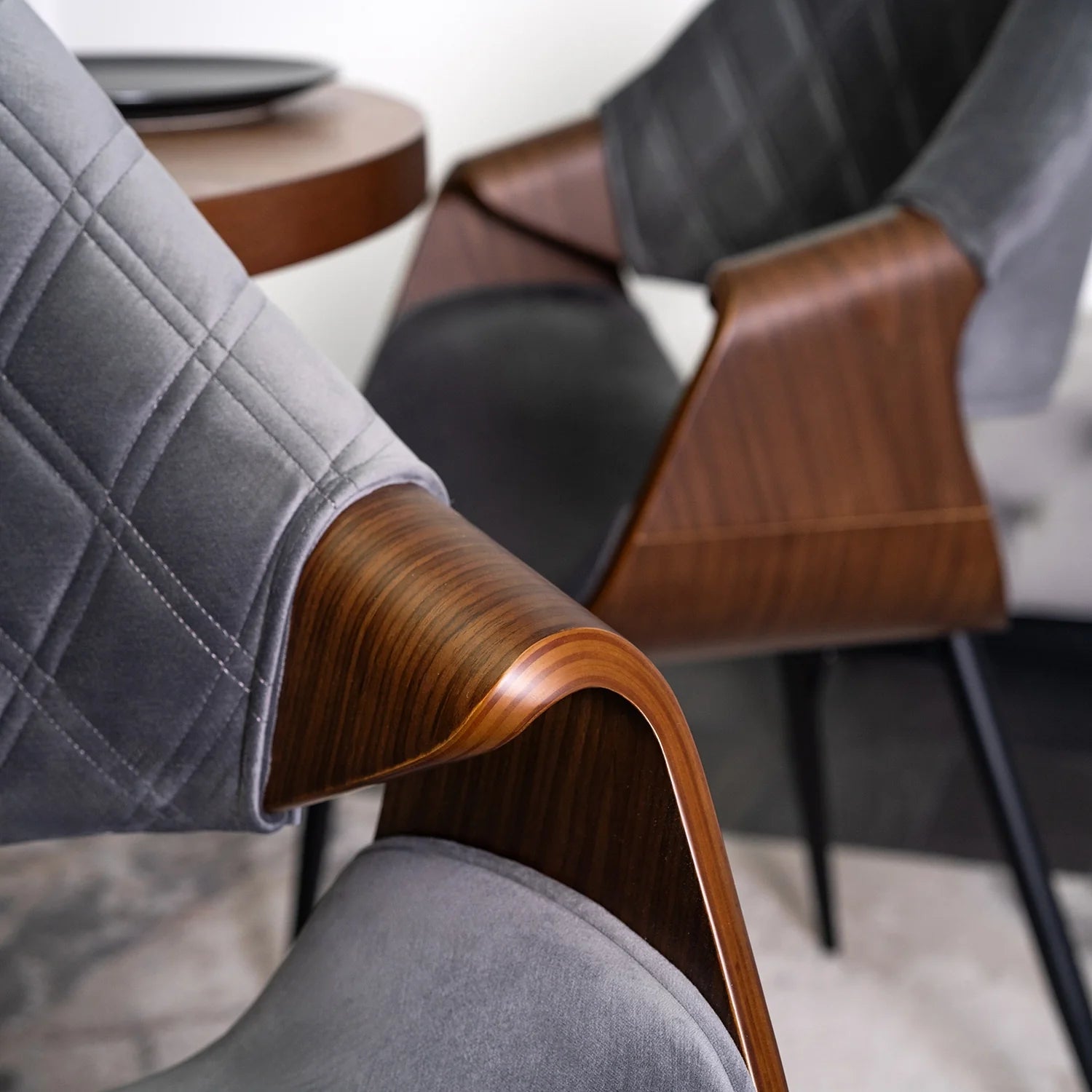 Elite DAKOTA Grau/Walnuss Veloursstuhl – Eine Mischung aus moderner und klassischer Eleganz