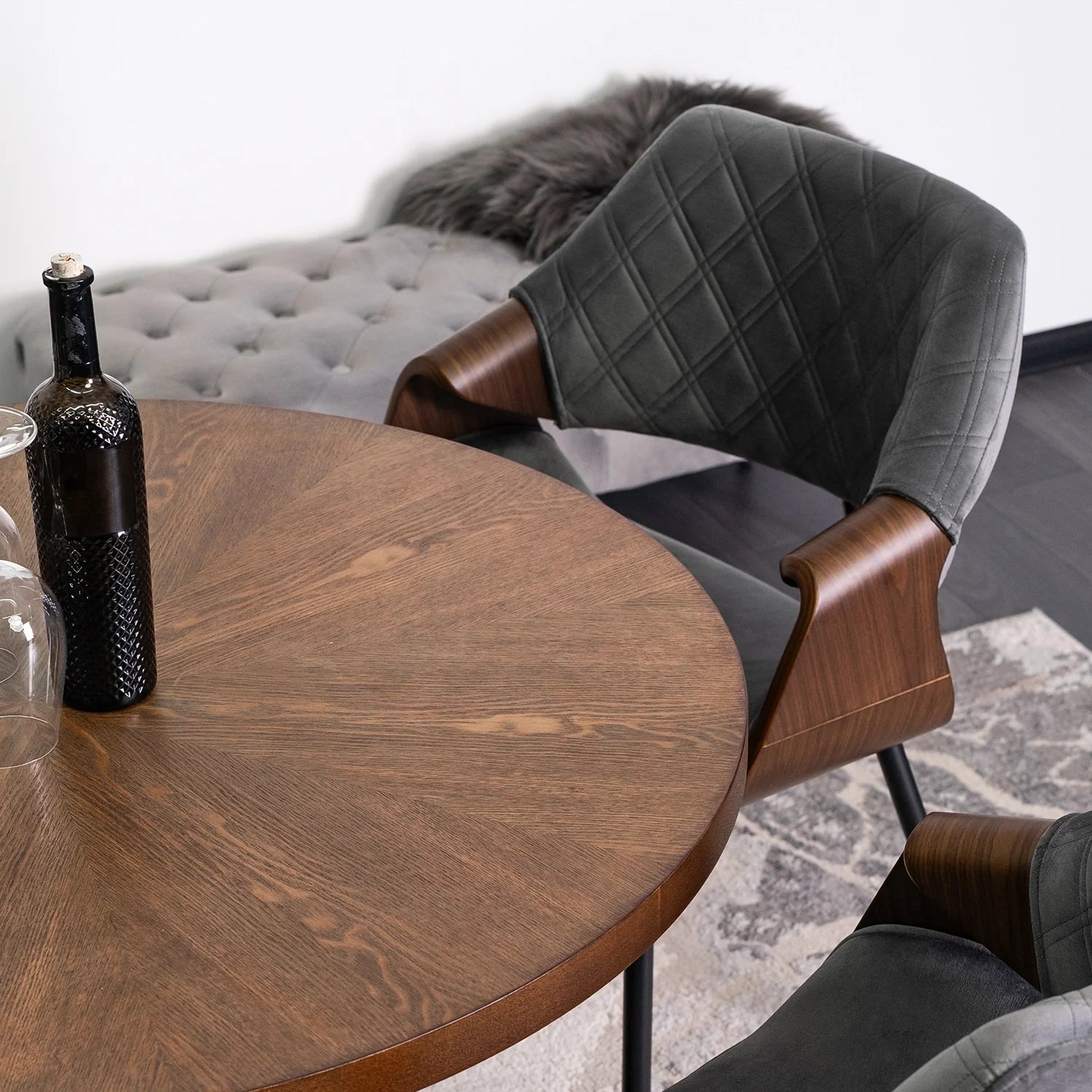 Elite DAKOTA Grau/Walnuss Veloursstuhl – Eine Mischung aus moderner und klassischer Eleganz