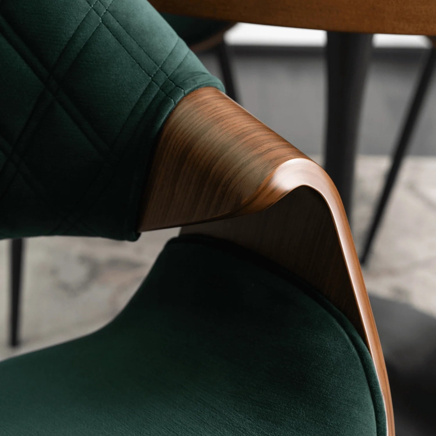 Elite DAKOTA Green/Walnut Velour Chair – A Sophisticated Statement Piece