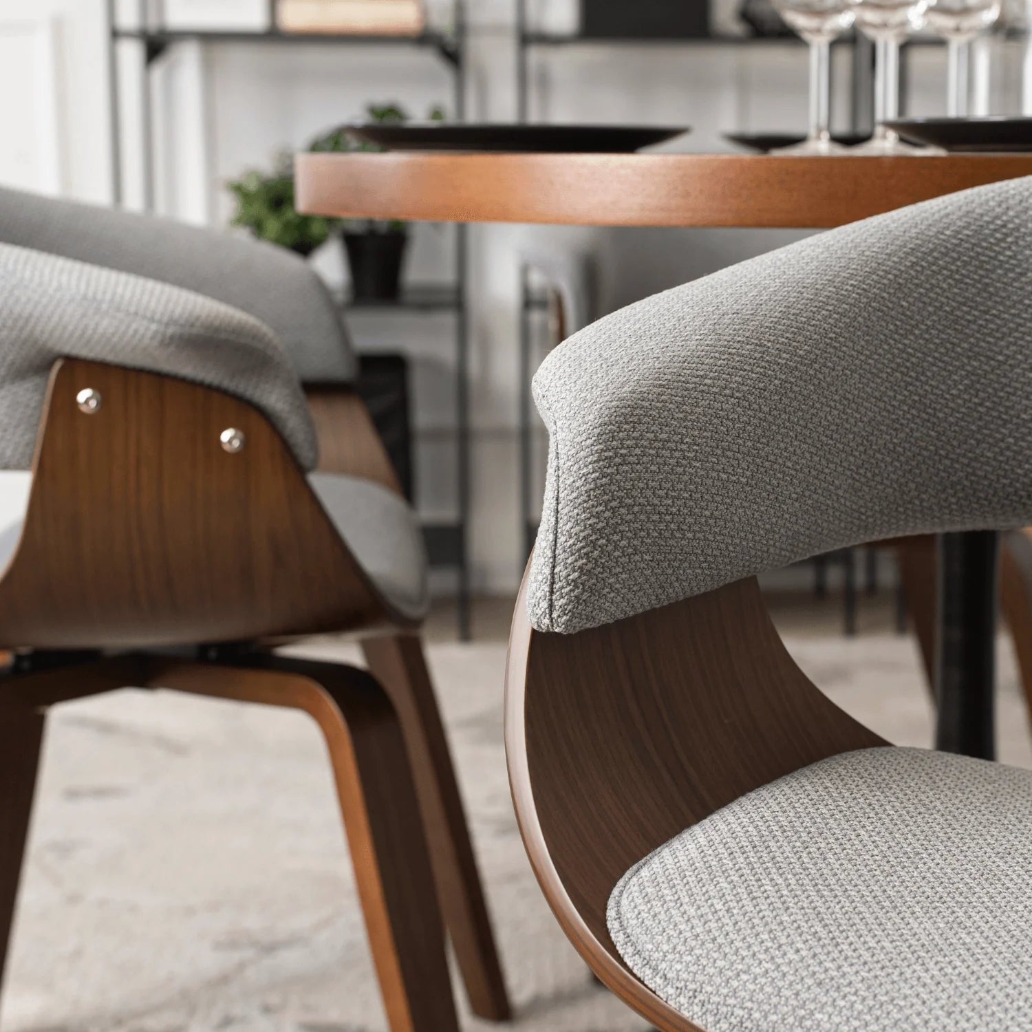 Elite GARY 2 Stuhl in Grau/Walnuss – Eine perfekte Fusion aus Stil und Komfort