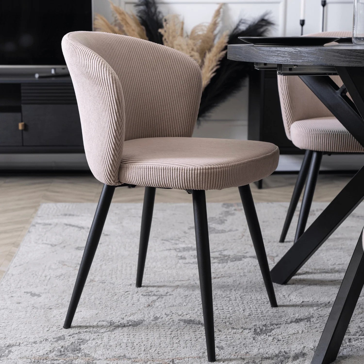 Elite HAILEY Stuhl – Schicker rosa Cord mit schwarzen Metallbeinen