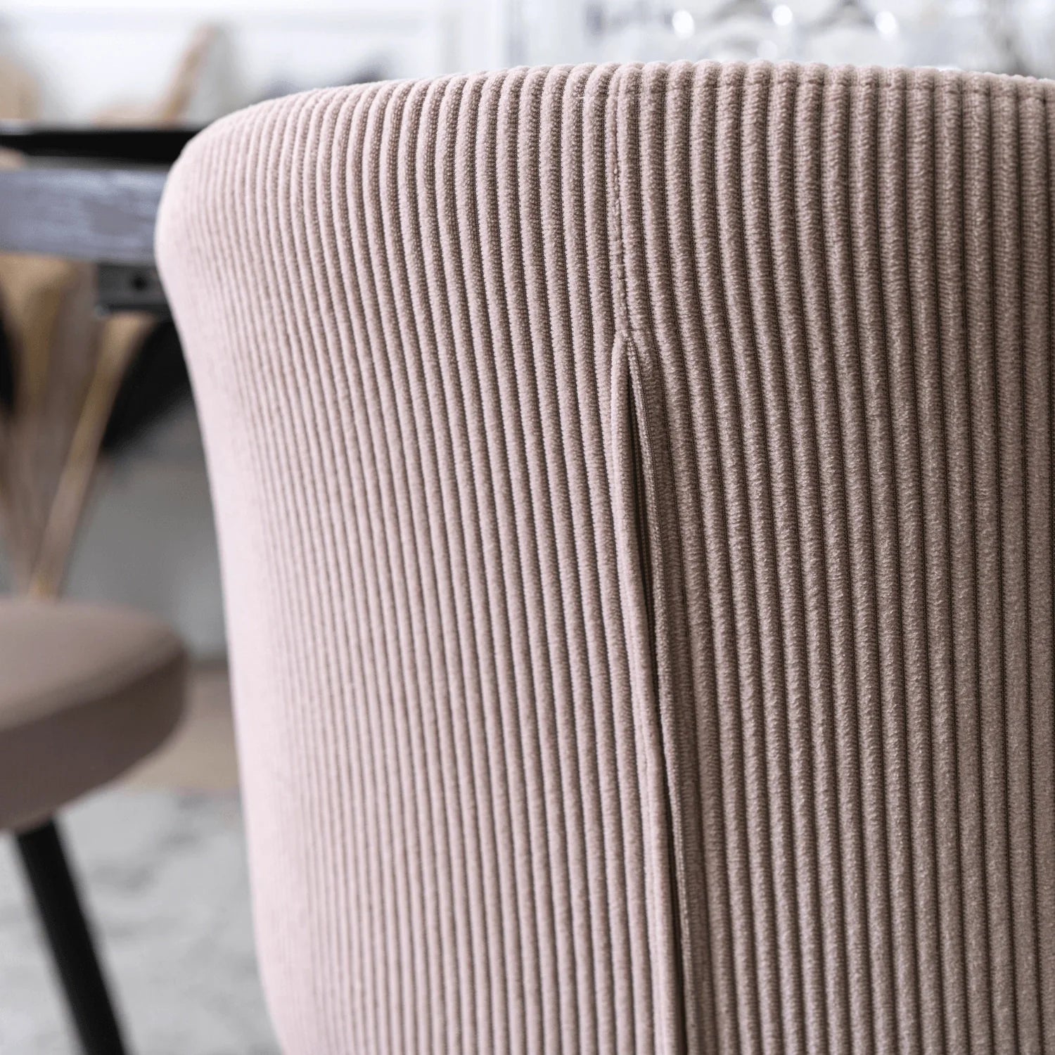 Elite HAILEY Stuhl – Schicker rosa Cord mit schwarzen Metallbeinen