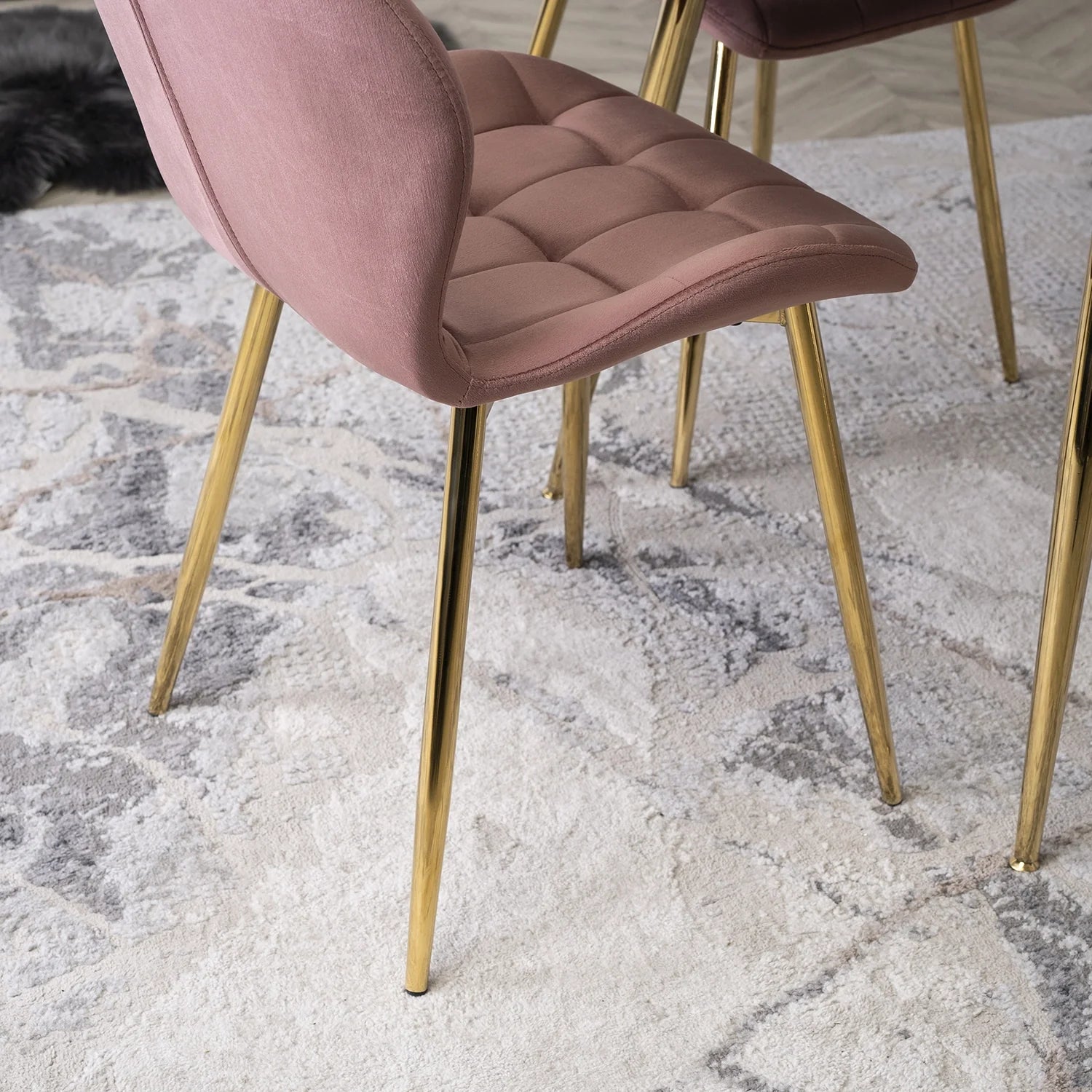 Elite LUCKY Pink Velvet Chair – Ein Statement für Eleganz und Komfort
