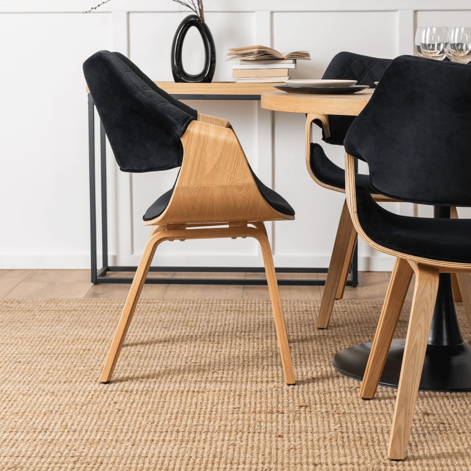 Elite LUISE Black Velvet Chair – A Fusion of Elegance and Comfort