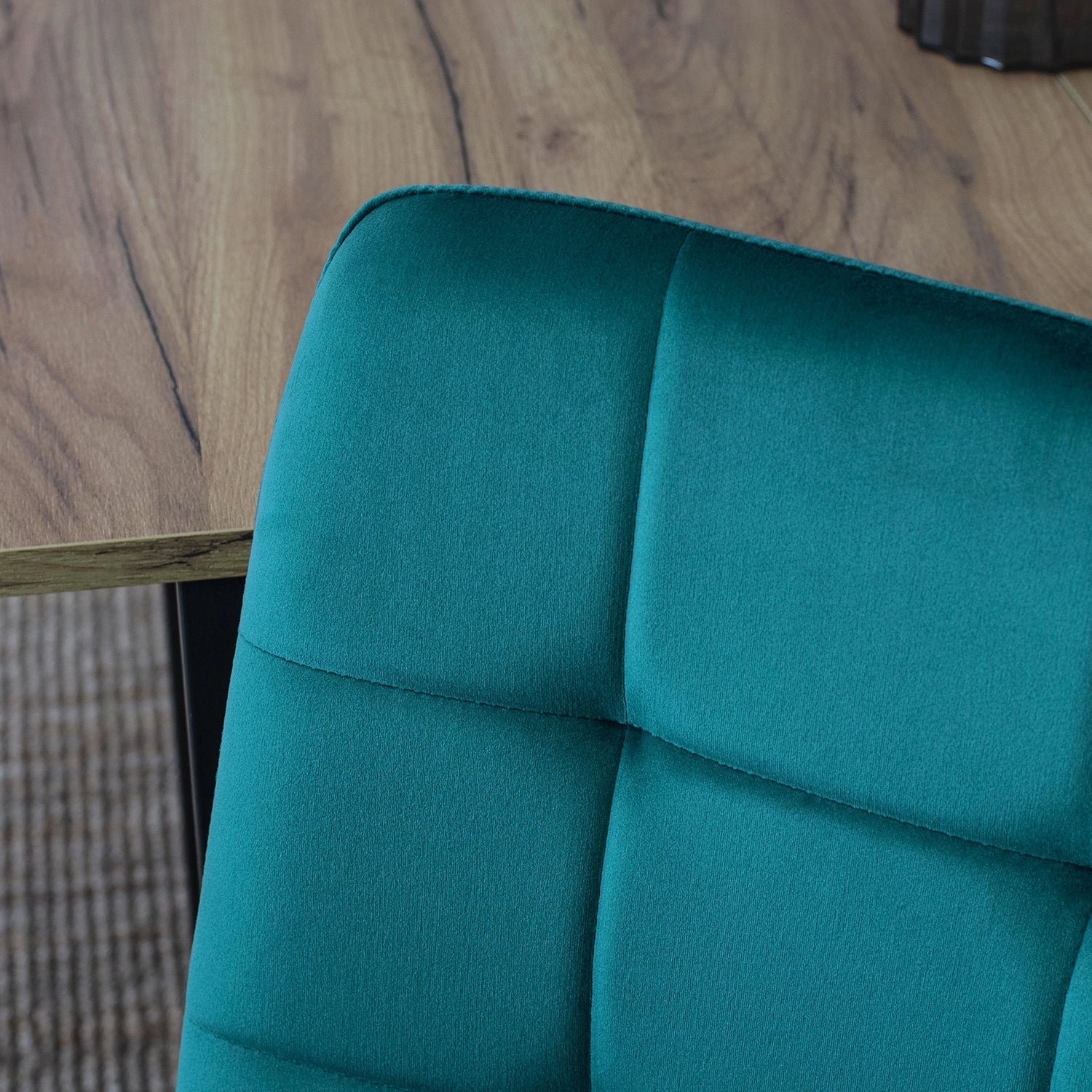 Elite PERU Turquoise Velvet Chair – A Stylish Pop of Color and Comfort