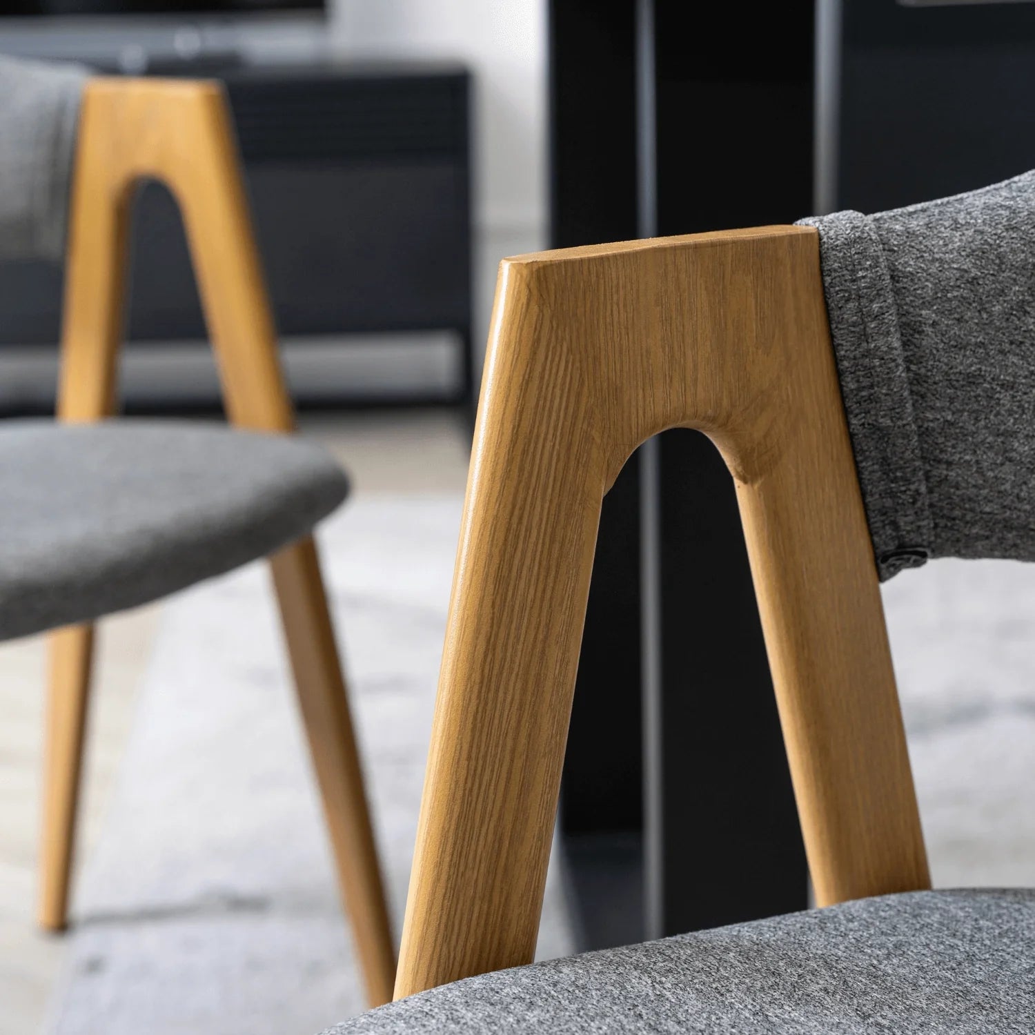 Elite RUIZ Stuhl – Grauer Stoff & Gestell aus goldener Eiche