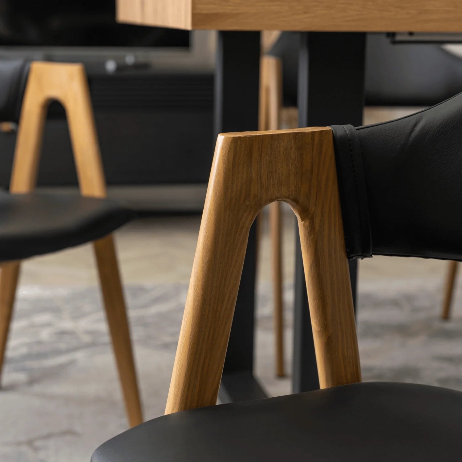 Elite WILLY Stuhl – Schwarzes Öko-Leder & Gestell aus goldener Eiche