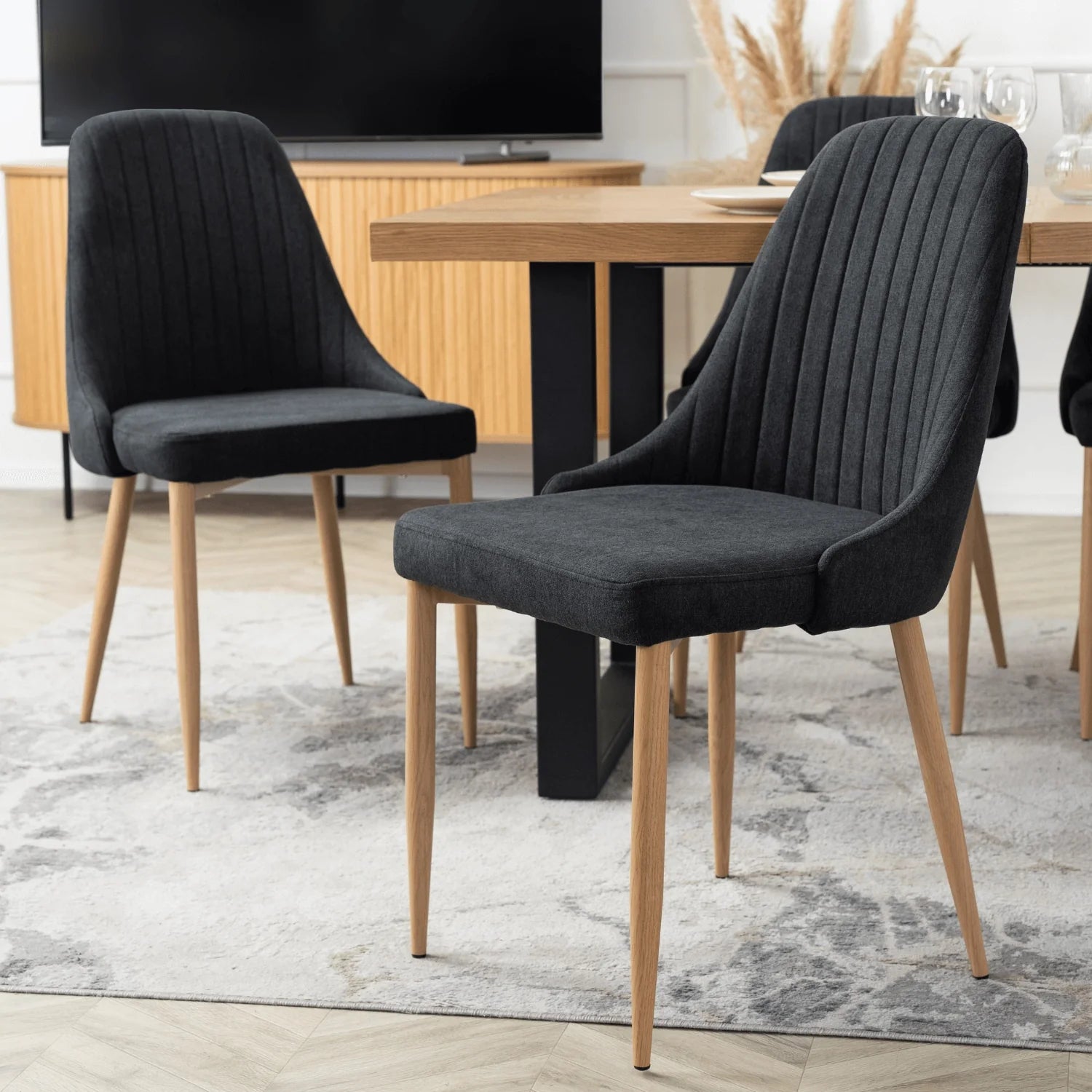 Elite TORINO Stuhl aus schwarzem Stoff – Eine stilvolle und bequeme Sitzgelegenheit