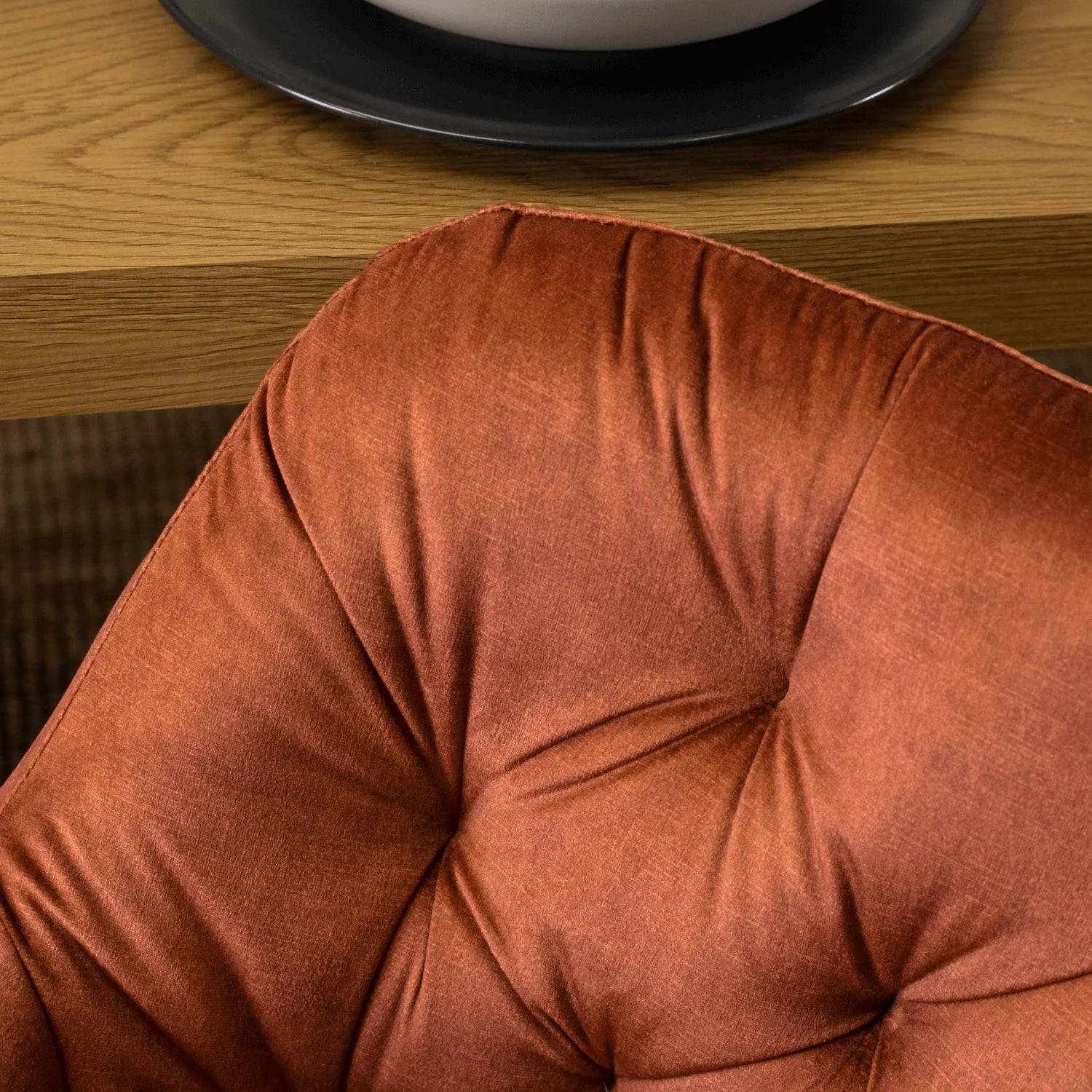 Elite VIKI Rust Velvet Chair – Ein Statement für Wärme und Eleganz