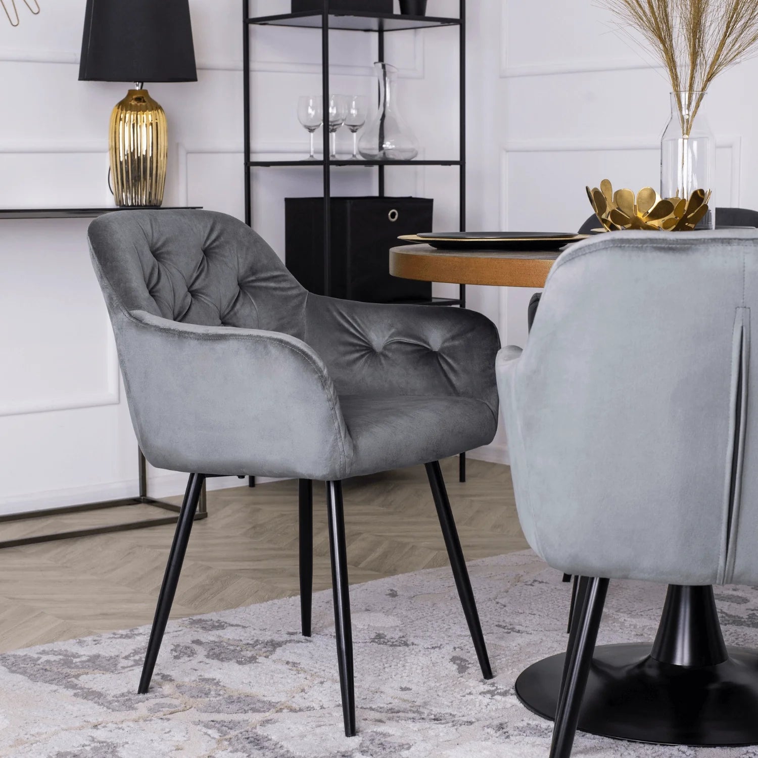 Elite VIKI Grauer Samtstuhl – Eine Mischung aus Eleganz und Komfort