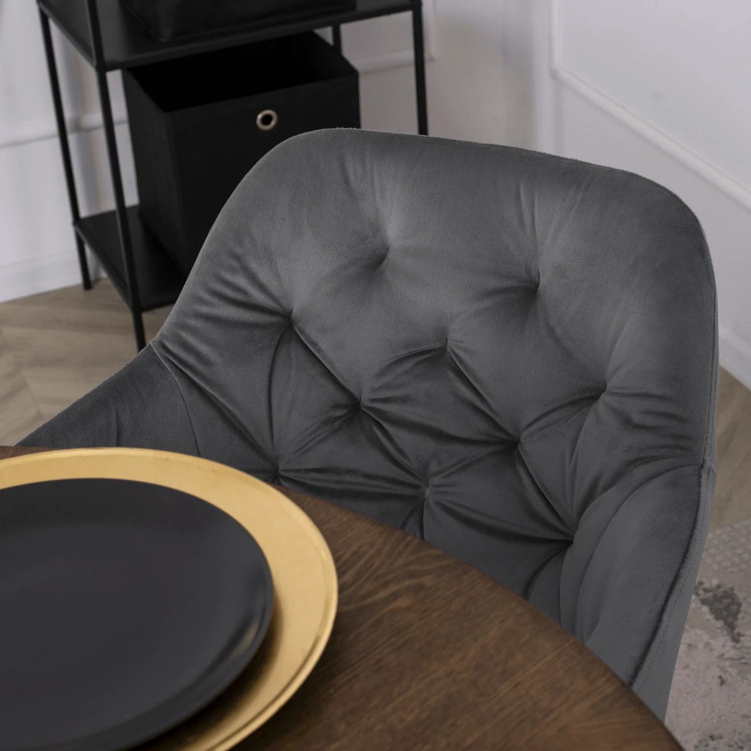 Elite VIKI Grauer Samtstuhl – Eine Mischung aus Eleganz und Komfort