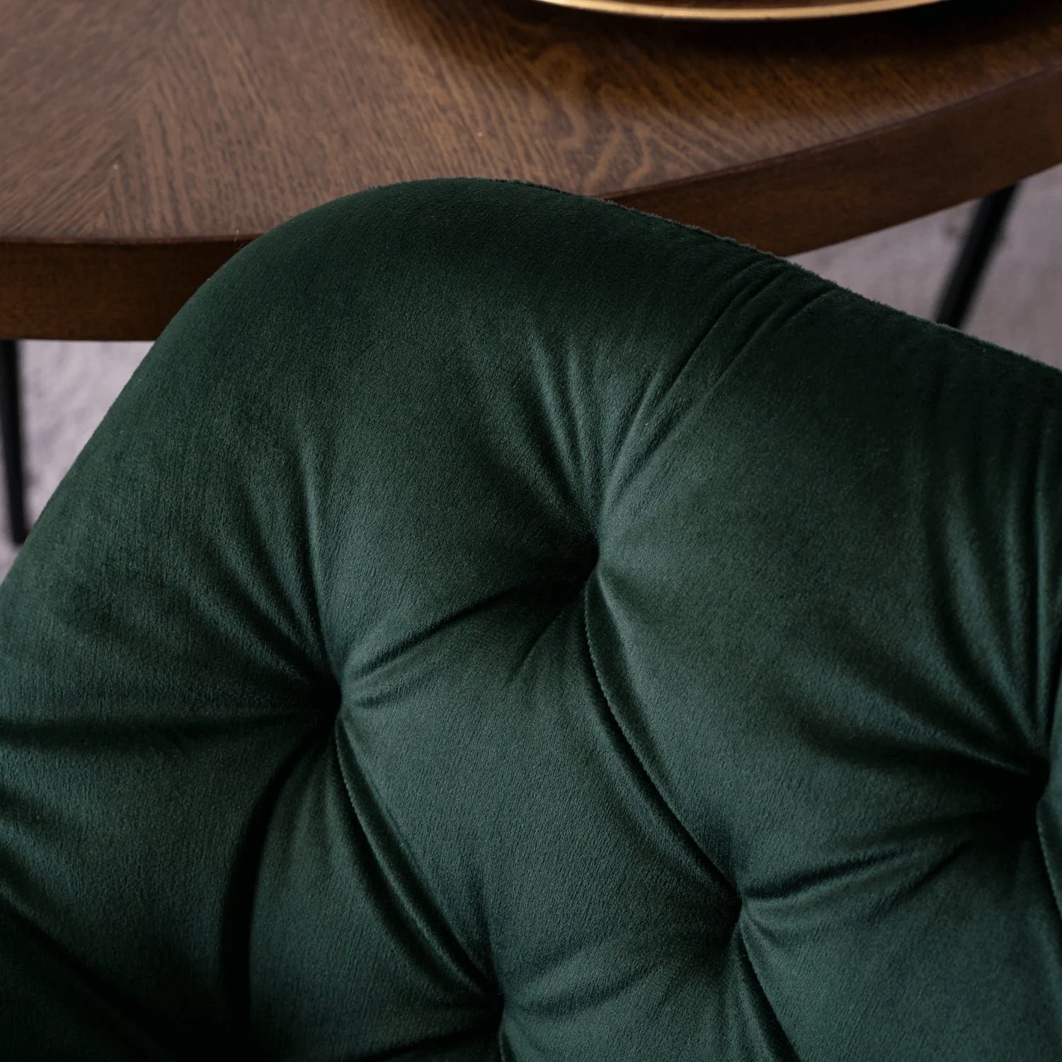 Elite VIKI Green Velvet Chair – Elegant & Cozy Seating