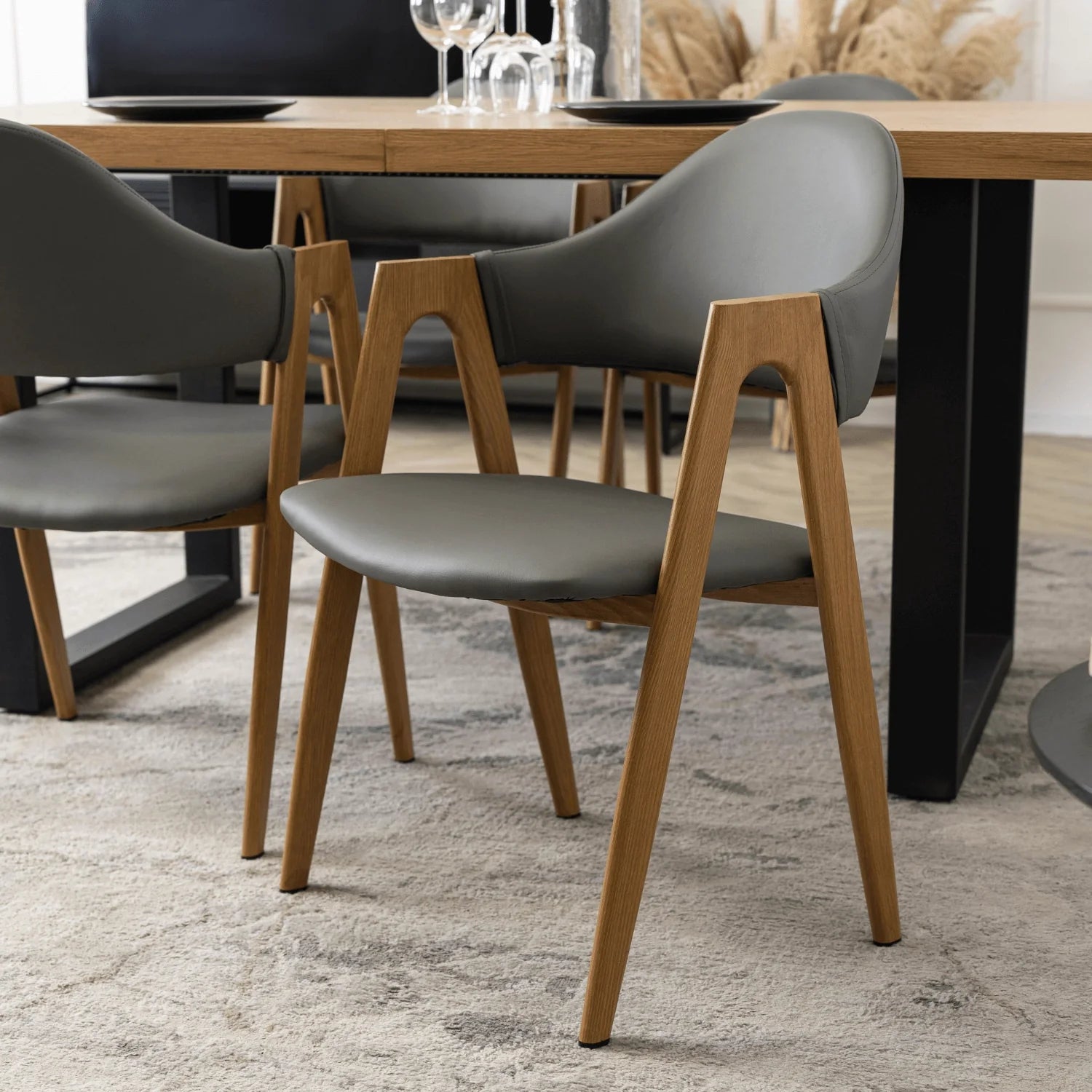 Elite WILLY Stuhl – Graues Öko-Leder & Gestell aus goldener Eiche