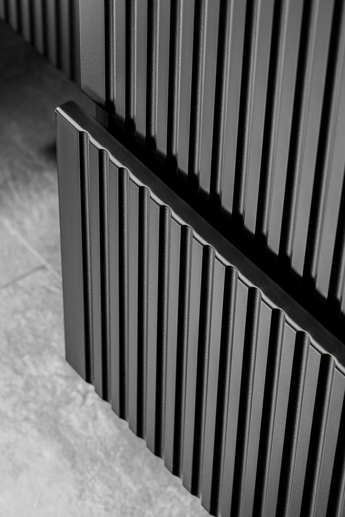 Adel Hochschrank 1 Tür – Mattschwarz, 35x25x140 cm
