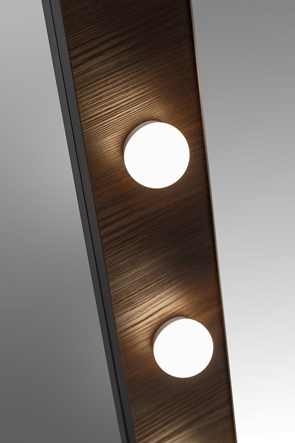 Dorothy Ristretto LED-Spiegel 60 cm – Ristretto Eiche, Hollywood-Glühbirnen