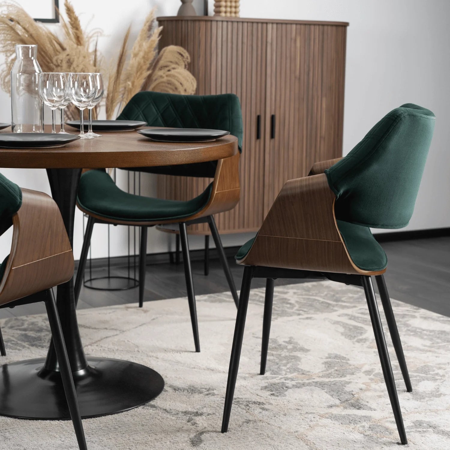 Elite DAKOTA Green/Walnut Velour Chair – A Sophisticated Statement Piece