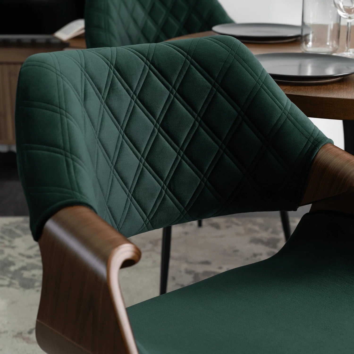 Elite DAKOTA Green/Walnut Velour Chair – A Sophisticated Statement Piece