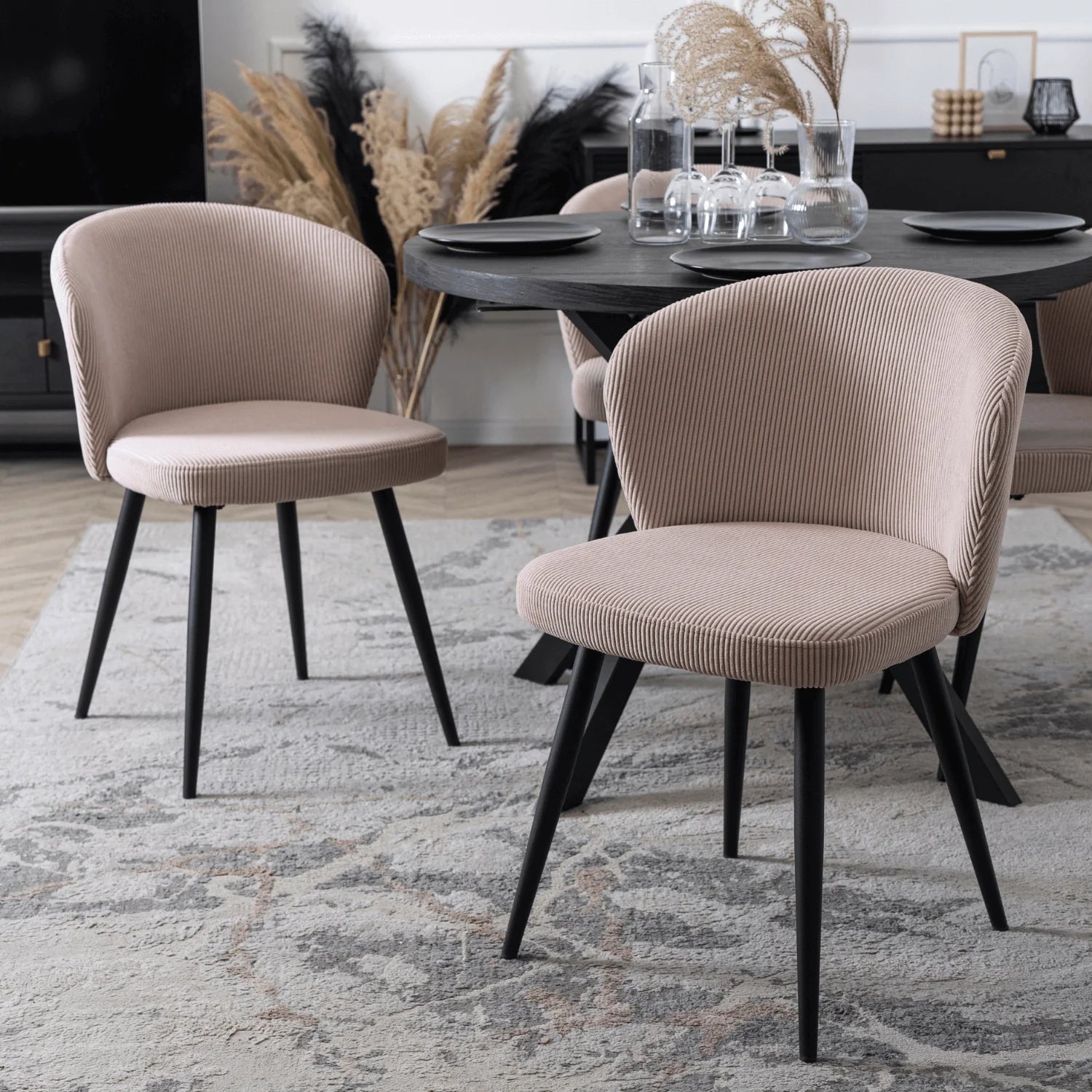 Elite HAILEY Stuhl – Schicker rosa Cord mit schwarzen Metallbeinen