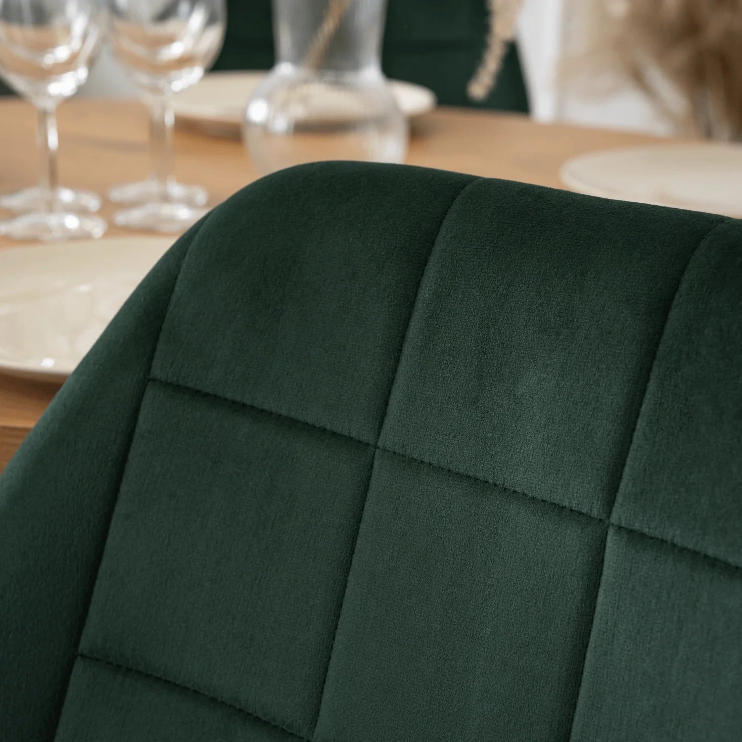 Elite IRYS Grüner Veloursstuhl – Ein Hauch von Luxus und Komfort