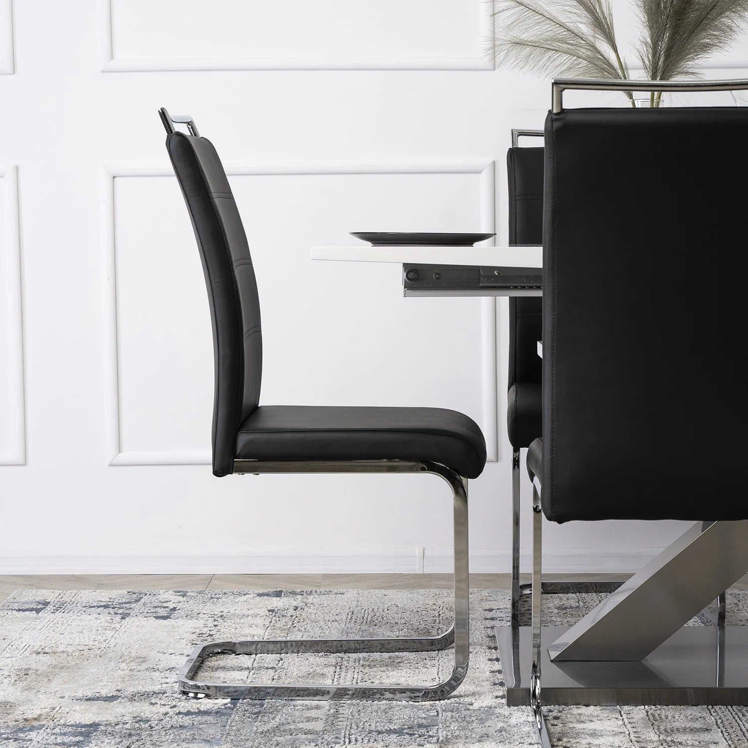 Elite LOCA Stuhl aus schwarzem Ökoleder – Moderne Eleganz und Komfort