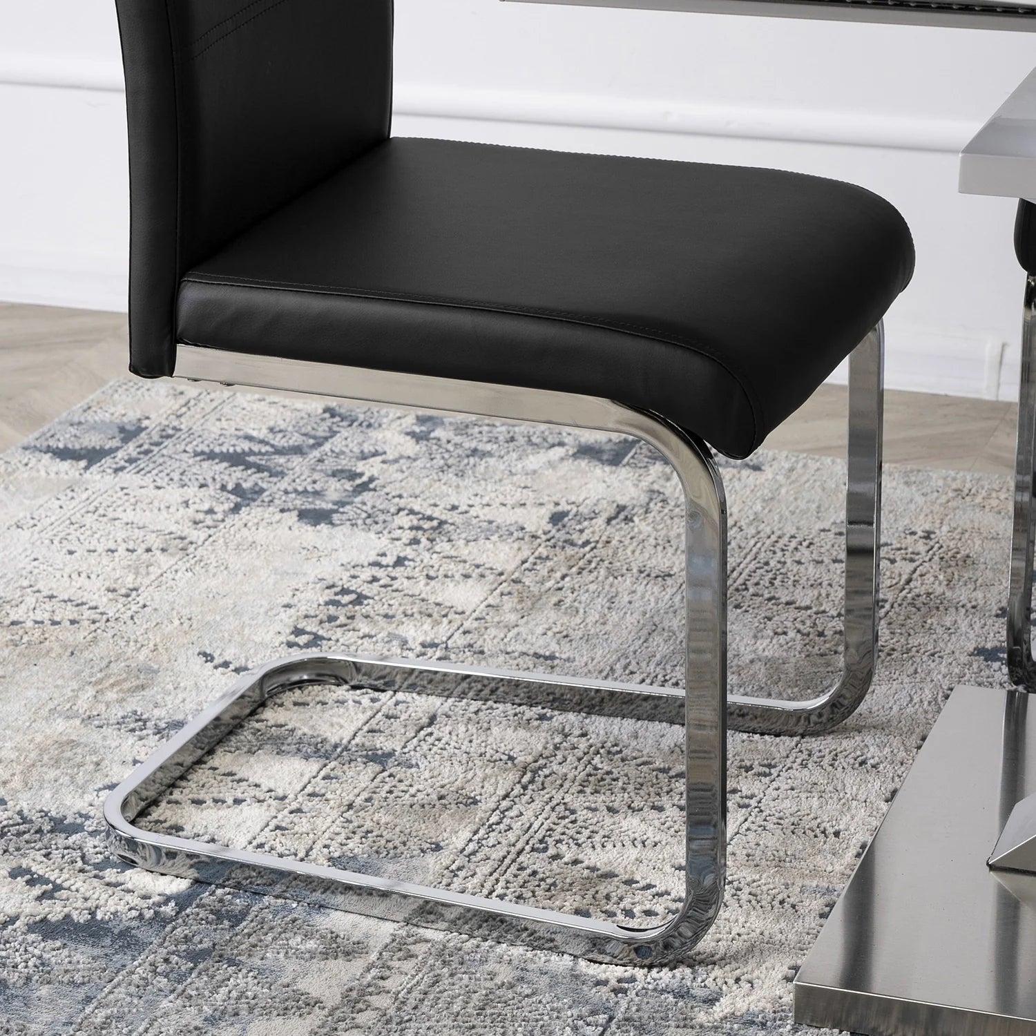 Elite LOCA Stuhl aus schwarzem Ökoleder – Moderne Eleganz und Komfort