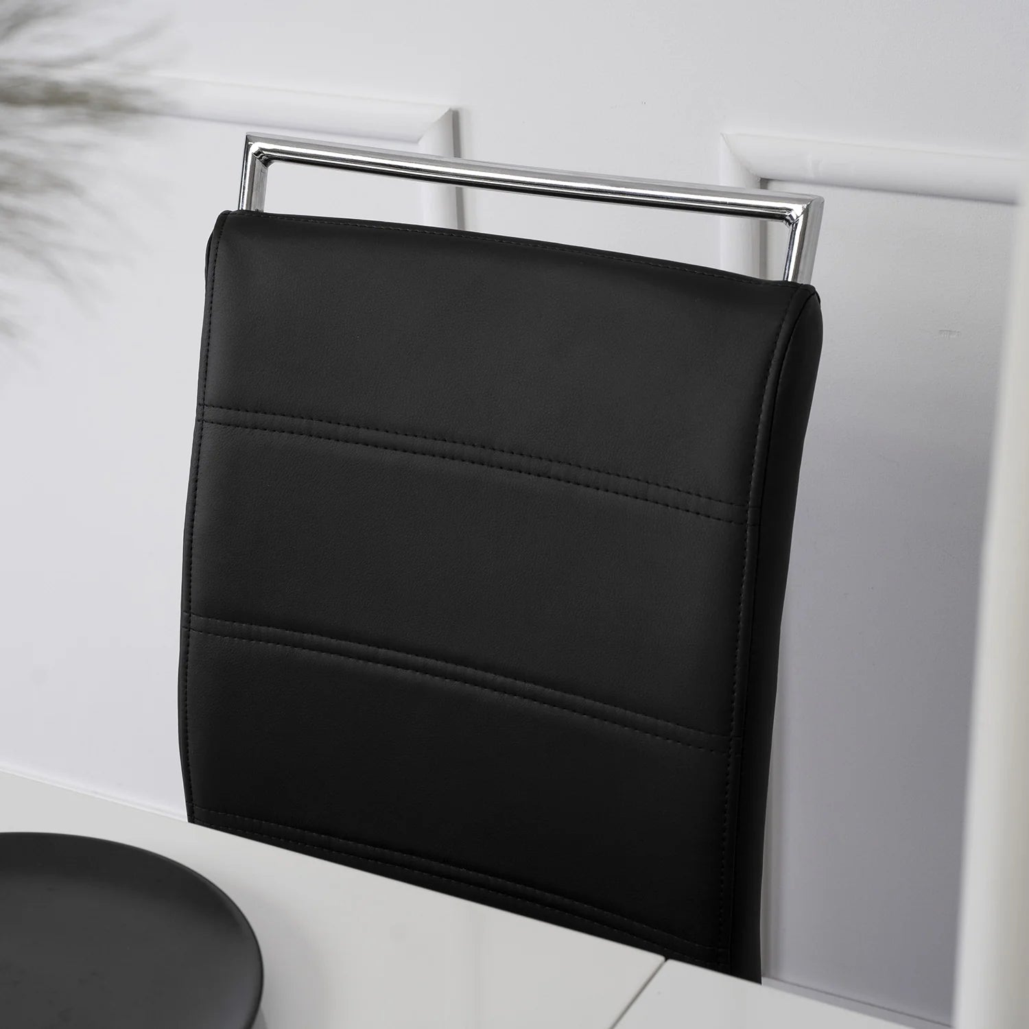 Elite LOCA Stuhl aus schwarzem Ökoleder – Moderne Eleganz und Komfort