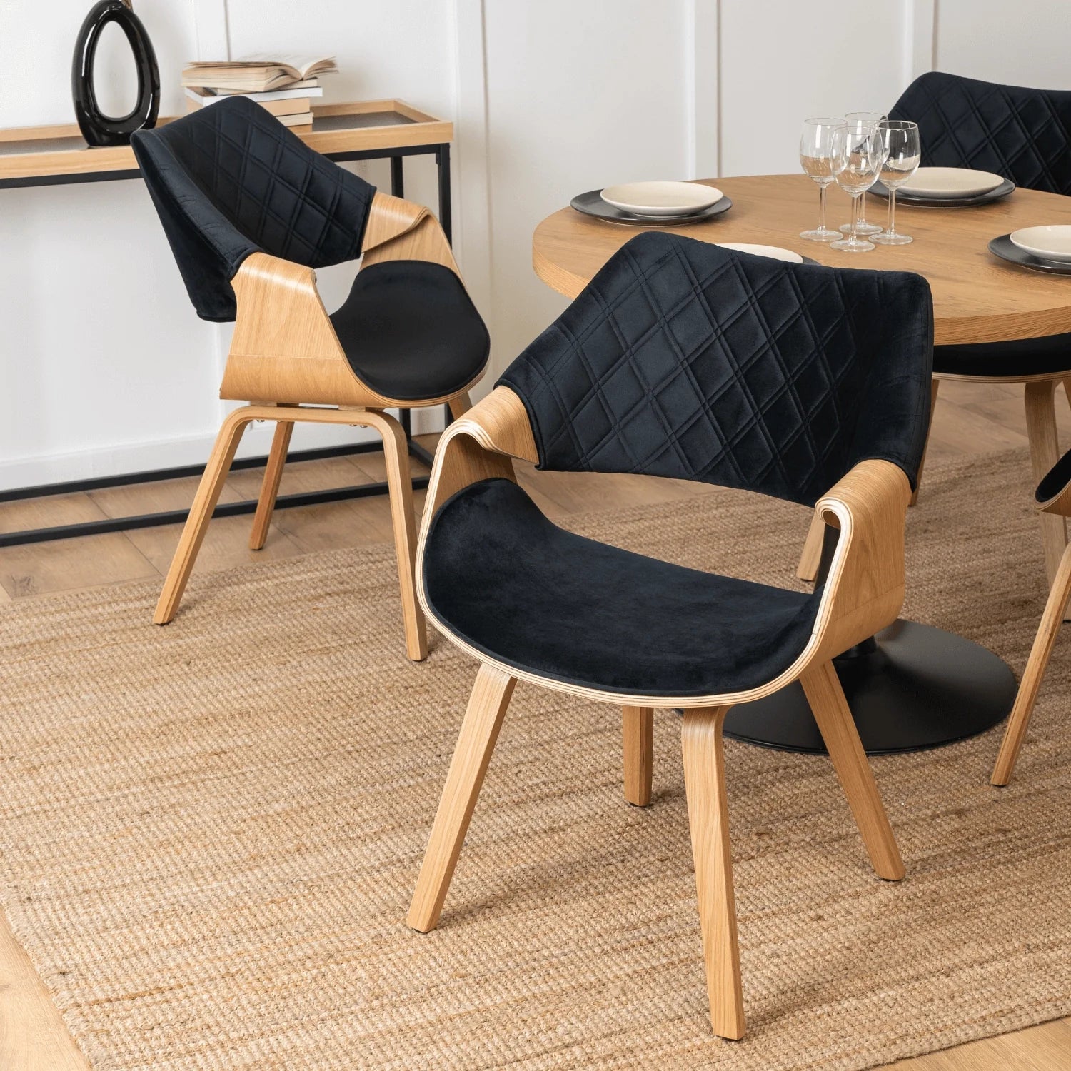 Elite LUISE Black Velvet Chair – A Fusion of Elegance and Comfort
