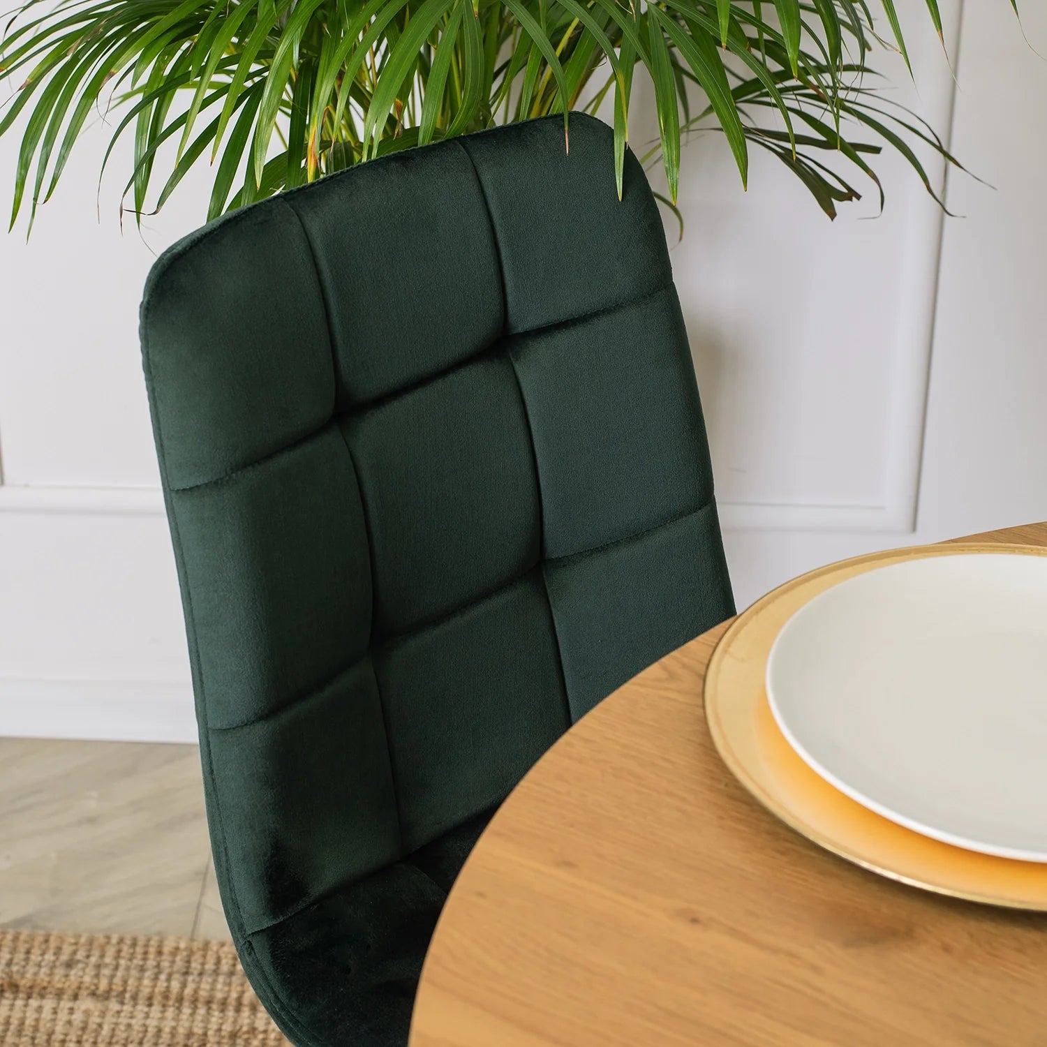 Elite PERU Green Velvet Chair – A Stylish Touch of Elegance