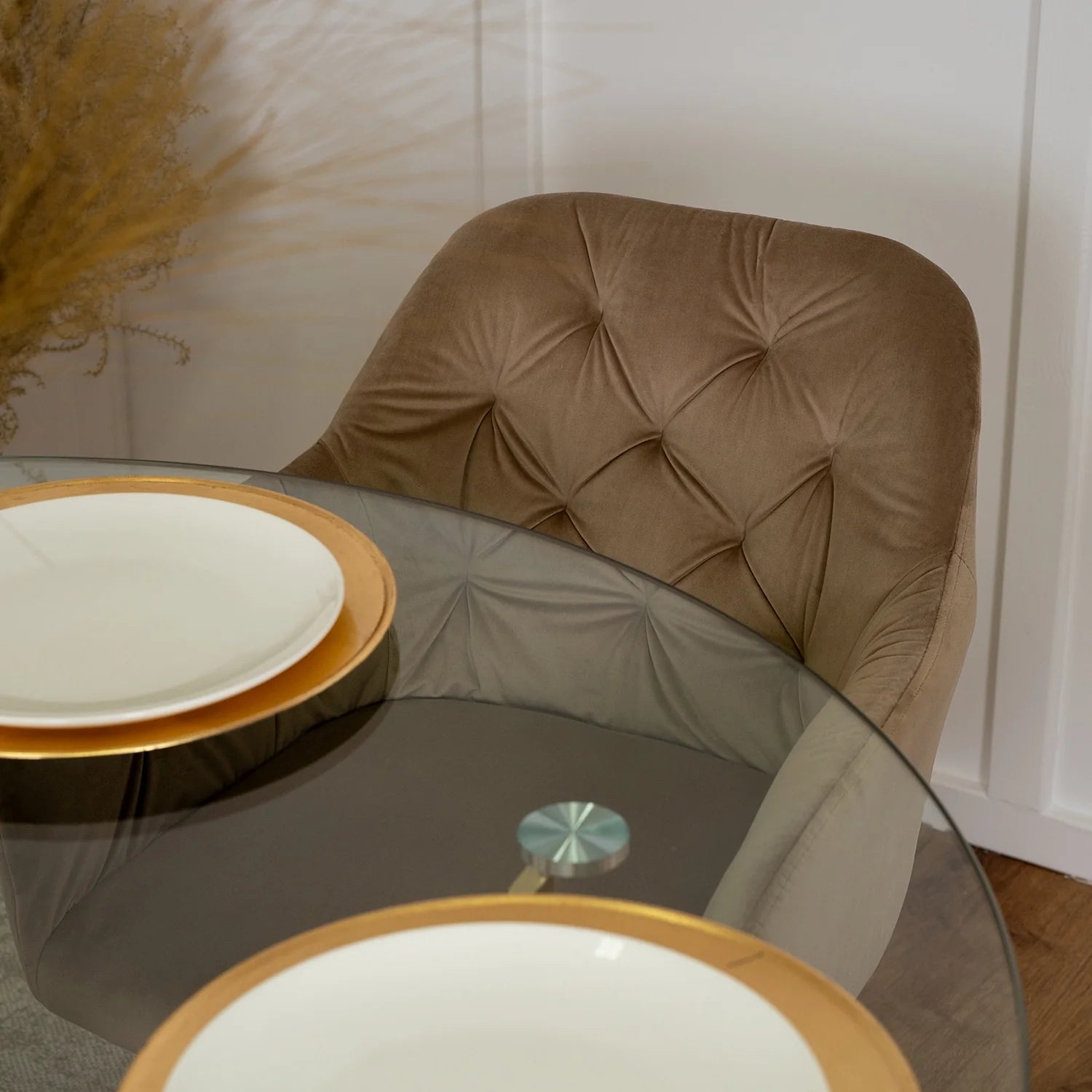 Elite RAYA Beige Samtstuhl – Ein Hauch von Luxus