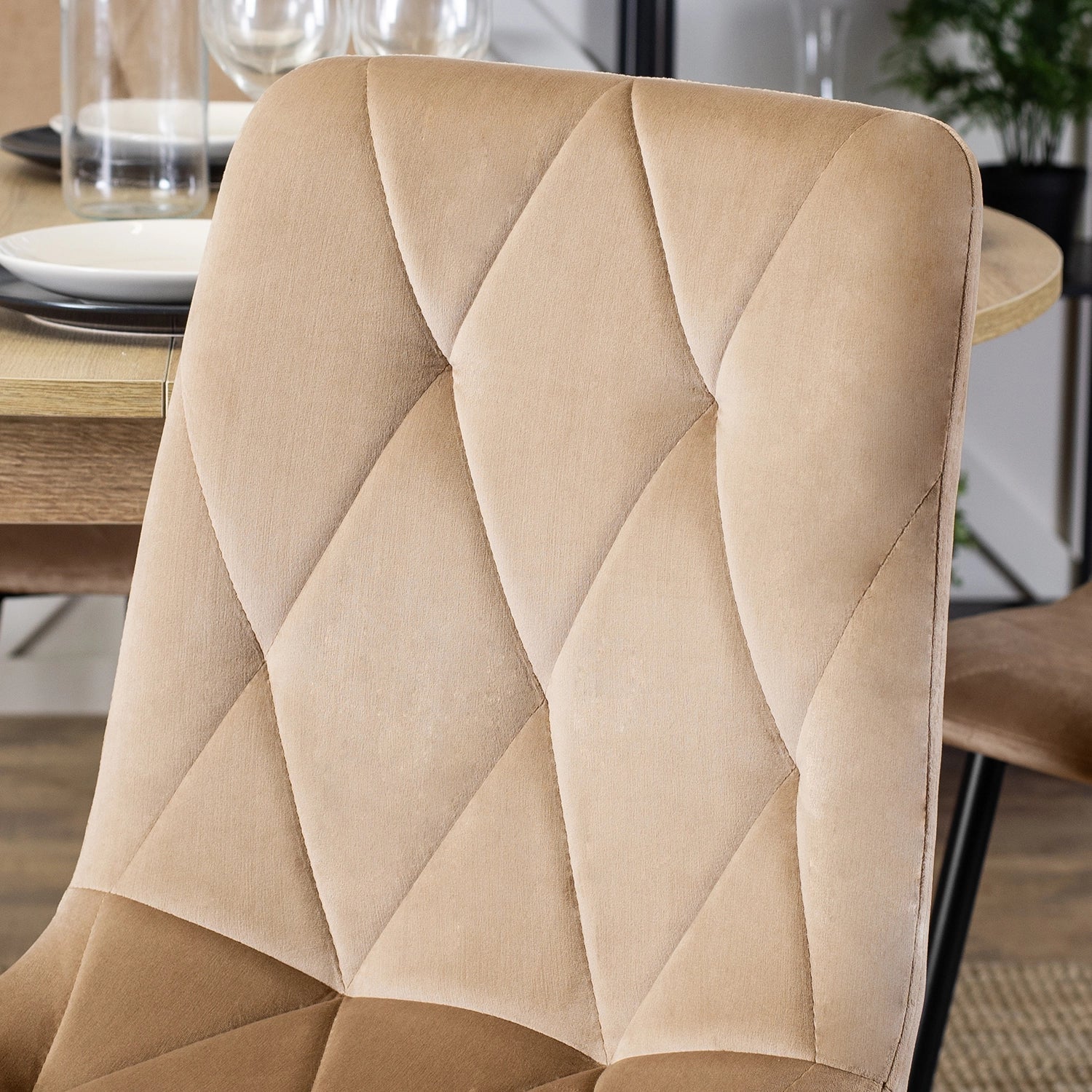 Elite ROBIN Beige Samtsessel – Eine zeitlose Mischung aus Eleganz und Komfort