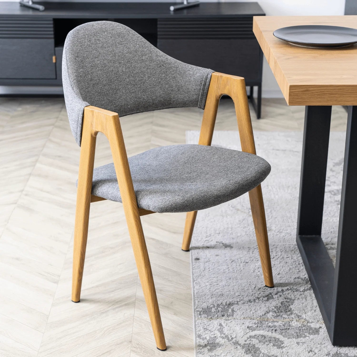 Elite RUIZ Stuhl – Grauer Stoff &amp; Gestell aus goldener Eiche