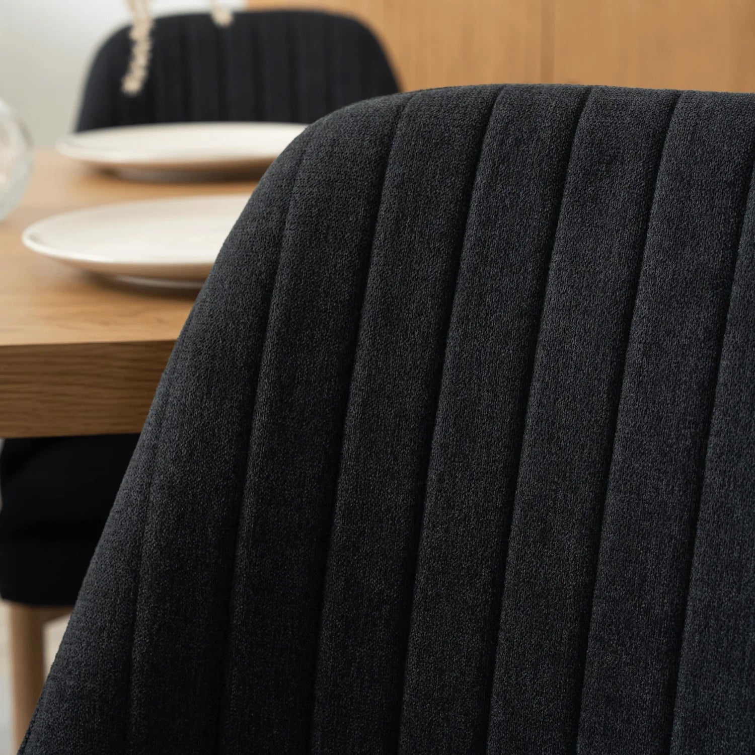 Elite TORINO Stuhl aus schwarzem Stoff – Eine stilvolle und bequeme Sitzgelegenheit