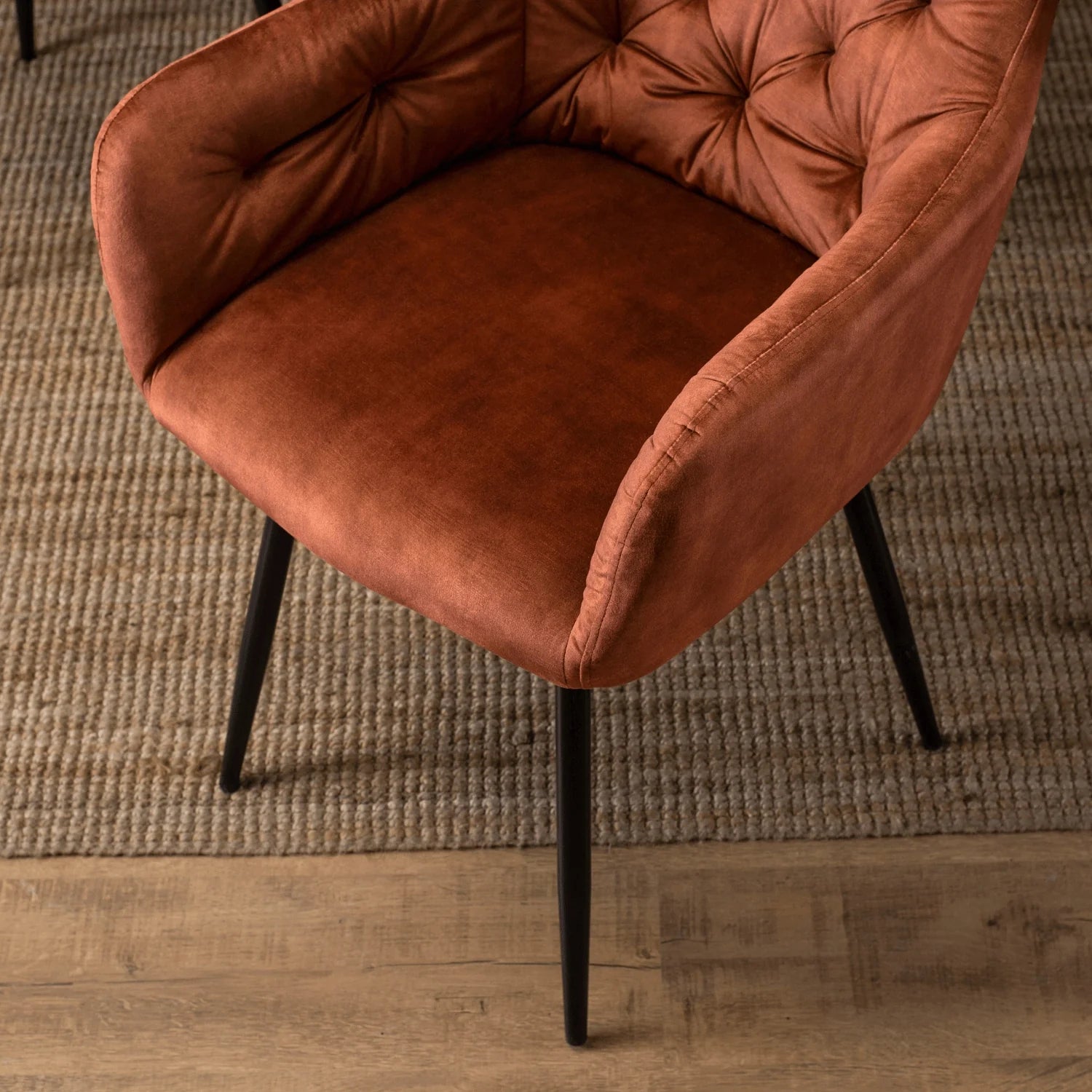 Elite VIKI Rust Velvet Chair – Ein Statement für Wärme und Eleganz