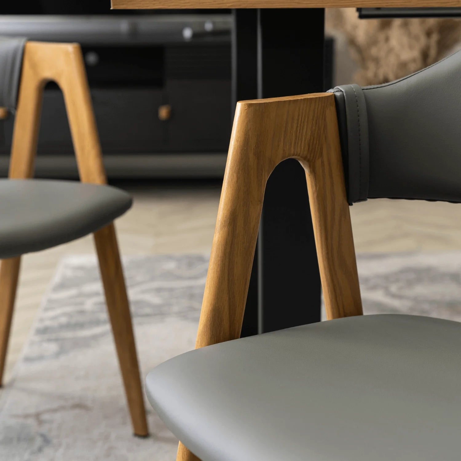 Elite WILLY Stuhl – Graues Öko-Leder &amp; Gestell aus goldener Eiche